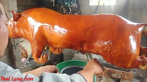 500K views · 2.9K reactions | Lợn quay lá mắc mật 1 trong những món ngon không thể thiếu trong ngày Tết của boong hây, để làm ra 1 con lợn quay vừa đẹp mắt vừa thơm ngon không hề đơn giản. Hãy xem các cao nhân bật mí bí quyết quay lợn ngon nhất để Tết này về áp dụng luôn nhé pị noọng :) Nguồn: kênh ytb Thai Lạng Sơn | Tày - Nùng Việt Nam | Facebook