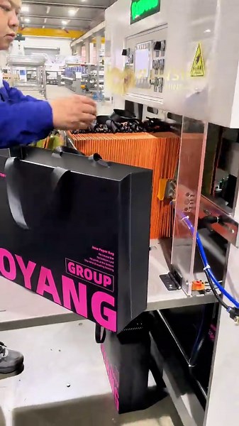 Sheet-fed paper bag machine Fully automatic systems designed to produce high-end paper bags from single sheets. They are designed for luxury and specialty packaging applications where appearance, durability and precision are critical. A machine capable of producing paper bags that meet the high standards of industries such as luxury apparel, fine gifts, chocolate and wine, the fully automatic single-sheet paper bag machine will provide the advanced technology, versatility and efficiency required