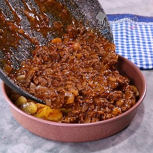 1.9M views · 489 reactions | Versez simplement la viande hachée sur les pommes de terre‼ Délicieux et facile | YumCooking France | Facebook