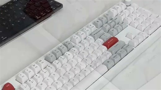 Keychron键盘，热插拔机械轴体设计，支持快速更换键帽，满足个性化客制化需求。打字流畅顺滑，游戏办公两相宜，轻松应对多场景使用体验。