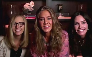 Jennifer Aniston Hosted a ‘Friends’ Cast Reunion During the Emmys 2020! (Video)