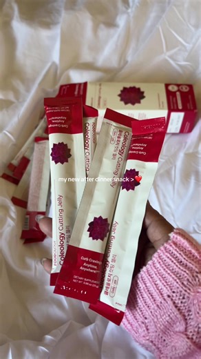 These are literally delicious. I take it after dinner to cut down on the midnight snacking. As of right now they are on a temporary price drop and some of you even have a coupon free shipping. If you’re looking for something to help curve the cravings, then I will link it. #foodology #cuttingjelly #jellystick