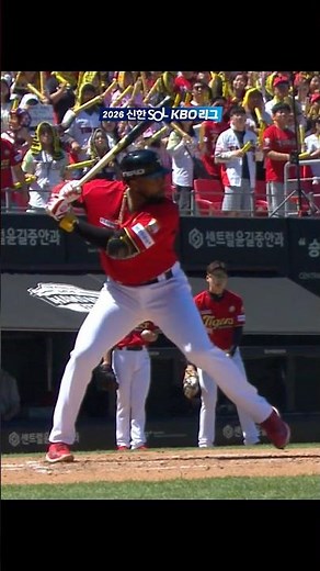 The result of Aderlin's first at-bat in his KBO League debut was a three-run homer!😍