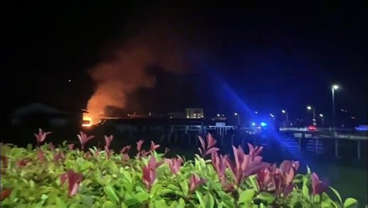 A fuoco una casa e un magazzino: il pauroso incendio sulla strada per Appiano