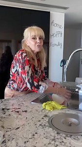 El video casero de Claudia Villafañe lavando los platos: "Hay que hacer las tareas domésticas, no todo es TV". La ganadora de MasterChef Celebrity compartió imágenes de sus quehaceres y reveló que su vida cotidiana es diferente a lo que se ve en los medios. | Ciudad Magazine