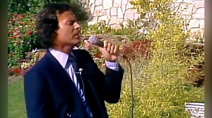 Julio Iglesias - La vida sigue igual [ LIVE ] | Music of Julio Iglesias