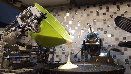 How this LEGO pancake factory works.