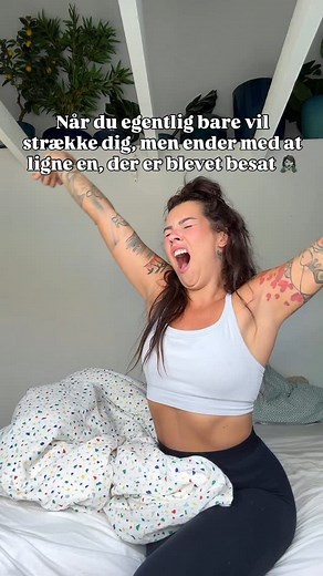 Alexandra Staffensen on Instagram: "“Ej, hvor er du grim, når du strækker dig!” ..Ja, det har jeg fået af vide et par gange eller to. Med rette… 🤣 Så ja, hvis du nogensinde har undret dig over, hvordan en eksorcisme ser ud, så skal du bare kigge på mig, når jeg gaber og strækker mig på samme tid. Der er altid noget, man er god til, og jeg kan lave vilde lyde og et crazy fjæs, når jeg er træt. Er det ikke flot!? 🥰 Faktisk er jeg så træt, at jeg græd, da min mand smuttede på arbejde midt under a
