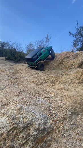 Hitting the hidden side obstacle at Rainbow Canyon Road with the Axial Scx10.3 Jlu akit