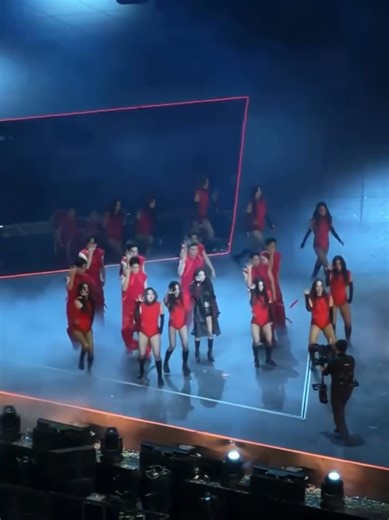 Jennie Ruby's Stunning Filter Performance at Golden Disc