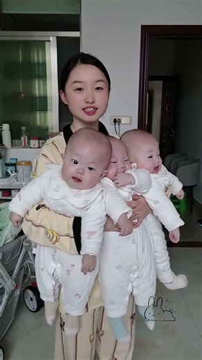 Healthy and Happy Triplets Make Mom Smile Every Day #baby #momlife #familymoments