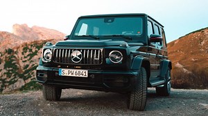 Mit dem G 63 hat die Mercedes-AMG G-Klasse den größten Wandel in ihrer Geschichte gemacht – und bleibt dabei trotzdem ihren alten Stärken treu! 💪 #strongerthantime [Mercedes-AMG G 63 | Kraftstoffverbrauch kombiniert: 13,1 l/100 km | CO₂-Emissionen kombiniert: 299 g/km | mb4.me/RechtlicherHinweis] ► Erfahrt mehr unter mb4.me/strongerthantime_AMGde. #MBvideocar von Klaus Kneist (instagram.com/klauskneist) und Josua Stäbler (instagram.com/josuastaebler). 🎥 | Mercedes-Benz Deutschland