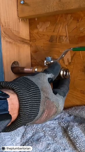 #Repost @theplumberlorian with @get.repost ・・・ Repairing a split copper water line  Customer had a pipe burst back in December. A neighbor was able to cap it for him till the repair could be made. He called me this summer to repair it and install an isolation valve. This line goes to his outside hose bibb #serviceplumber  헳헼헹헹헼현 @theplumberlorian 헳헼헿 헺헼헿헲! . . . #plumber #plumber #plumbingrepair #homerepair #satisfying #fyp #asmr #plomero #plomeros #diy | Primer Pal