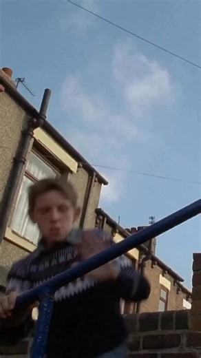 ‘Billy Elliot (Quiero bailar)’ nos hizo creer en el poder de seguir nuestros sueños 🫶 Bajo la dirección de Stephen Daldry, y con un joven Jamie Bell que se movía entre el carbón y el ballet, esta historia sigue siendo una oda a la libertad, la pasión y la valentía de ser uno mismo 🩰🔥 Jamie Bell no solo ganó el BAFTA al Mejor Actor con solo 14 años, sino que se impuso a gigantes como Russell Crowe y Tom Hanks 🤯 Un pequeño gran milagro del cine británico 🎬🇬🇧 #BillyElliot #JamieBell #Stephen