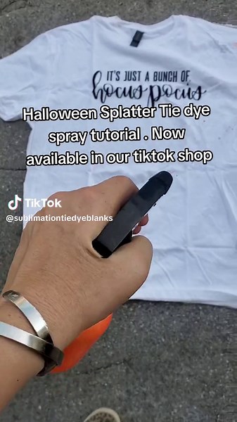 Halloween spray tie dye tutorial #spraytiedye #tiedyespray #halloweentiedye #halloweentiedyeshirt #bleachersbecrazy #spraytiedyetutorial #splattertiedye #splatterpaintshirt #splatterpaint