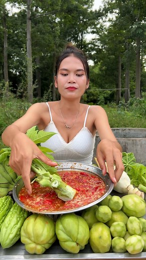 207K views · 2.2K reactions | eating papaya tree with chili sauce | The Sunflower | Facebook