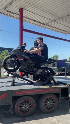 Clutch ups on the 750cc #gixxer #wheelie #wheeliemachine