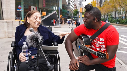 Sandra is 93 years old now, and she sadly gave up singing when her sister passed 70 years ago. When she sees us on the street, she asks to join in and sing a song that was "so popular" in her past. Did you recognize it? | Guitaro