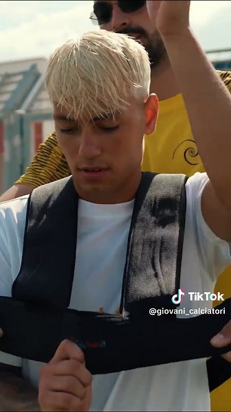 Lo stage nasce per supportare i giovani calciatori nel loro percorso di crescita ⚽️ Non solo tecnica e tattica, ma performance psicofisica completa 💪🧠 Uno staff formato che lavora anche sulla crescita umana ed educativa 🌱 Perché prima del calciatore, si costruisce l’uomo ⭐️ Vuoi far crescere davvero il talento? Scopri il nostro percorso! 📹: @altro.agency #stagecalcio #crescitapersonale #formazionegiovanile #allenamentopsicofisico #talentogiovanile