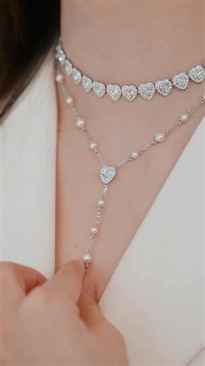 吉川 愛 on Instagram: "☺︎ SWAROVSKI 銀座 フラッグシップストアにお邪魔しました♡ キラキラしたジュエリーがお店に沢山あって お店全体が輝いていてずっと気分が高まってました✨ Ariana Grandeとのコラボレーションによる カプセルコレクションが ハートのモチーフのジュエリー💖 私はハートが大好きなので沢山愛用しています🤍 皆さんも是非試してみてね〜 @swarovski #スワロフスキー #スワロフスキージュエリー"