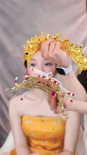 Golden Crown's Intricate Texture: A Glimpse for Brides