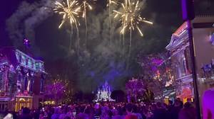 Disneyland’s best fireworks show in recent years is back for a limited time! Have you seen it? | Mickey Visit Secrets