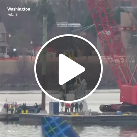 Recovery teams in Washington DC worked to pull parts of an American Airlines jet and a US Army helicopter out of the Potomac River on Monday The two aircrafts crashed in a deadly midair collisi - NewsBreak