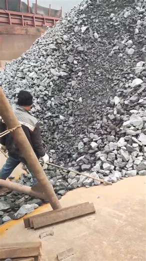 Barge unloading 3500 tons of phosphorite ore | USA Machines Channel