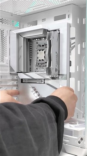 Building one of the cleanest white PC I have ever built Part 2 …