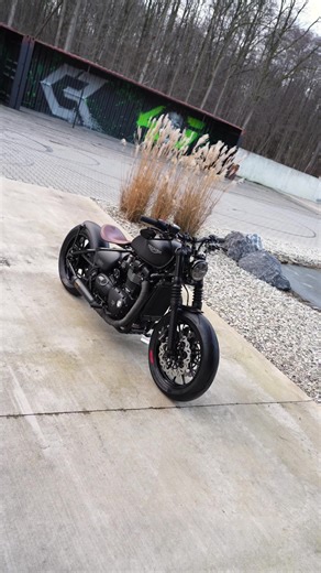 Details of the Matt Black Race Bobber. A 100% street legal custom bike out of our workshop. If you also want to get such a bespoken bike directly out of our workshop, just get in touch with us and start your own project together with us! . . #triumphbobber #custombike #bobber #chopper #classicbikeraisch