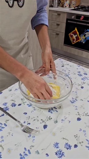 Daniele Badursi e Daniela Salfi - DovealSud on Instagram: "Biscotti morbidi al limone 😋 Ingredienti ricetta di Daniele Badursi e Daniela Salfi: Farina 00 300g, uovo 1, olio evo 30g, olio di semi di girasole 70g, zucchero 80g, limone 1 buccia grattugiata e succo, lievito per dolci 1/2 bustina Per decorare: Zucchero semolato, zucchero a velo #biscotti #limone"