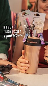 W świątecznej fabryce CoolPack dzieją się... CUDA 🎄 Weź kubek termiczny i dorzuć do środka drobne gadżety. ✨ Na koniec folia kokardka i… gotowe! 🎀 Komu spakujesz taki prezent? 💛 Wszystkie akcesoria 👉 https://tinyurl.com/4962xcyc CoolPack - najbardziej #cool plecaki i akcesoria. Dla małych, dużych, do szkoły i nie tylko! | CoolPack Polska