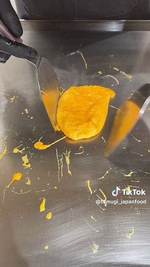 鉄板で作る芸術的な肉球ハンバーグオムライス SNSで12億回超えの多バズりしているオムライスのお店で、有名人も来店多数。 ライブ感ある鉄板で作るハンバーグに芸術的なオムライスを乗せた究極のオムハンバーグは絶品です！ 📍はんばーぐとおむらいすのお店 いくら/渋谷 ¥2,000/人 🏠住所: 東京都渋谷区円山町5-3 MIEUXビル 1F 🚃 最寄駅: JR山手線 渋谷駅より徒歩5分 ⏰営業時間: 11:30 - 15:00 L.O. 14:30 17:00 - 21:00 L.O. 20:30 🗓️ 不定休 ———————— #東京グルメ #japanesefood #tiktokfood