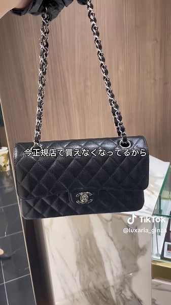 大人女子みんなが持ってるCHANELのマトラッセ🖤 このツブツブのキャビアスキンが独特の高級感を持ってるのヨネ。 最近、親子代々で譲り受けて使ってる人よく見るけど、革質いいと長く使えるからいいよね！ たまらなく可愛い💞 『 LUXARIA 』 OPEN〜CLOSE 11:30〜20:00 〒104-0061 東京都中央区銀7-5-12 ニューギンザビル8号館1階 #CHANEL #マトラッセ #シャネル #キャビアスキン #matelasse