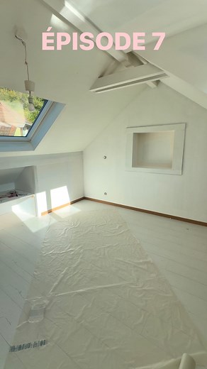 LUCA ARGENTIERI on Instagram: "🌸 ÉPISODE 7 🌸 Pour aménager la grande chambre, on a vraiment joué la carte de la récup’ ! Que ce soit pour fermer des parties de la mansarde, créer une bibliothèque avec un IKEA hack, ou délimiter l’espace lit, on a tout optimisé 🌟✨💡 Les travaux d’enduit et de rénovation sont enfin terminés ! Ça a pris du temps 🤭😅, mais le plus gros est derrière nous. On a posé un superbe parquet blanc, qui sublime déjà la salle de bain et mettra parfaitement en valeur toute