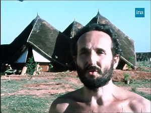 CITÉ UTOPIQUE. «J’ai trouvé ici l’endroit où on pouvait vraiment s’exprimer en toute liberté.» «Nous sommes tous sur le même pied de fraternité.» «Je suis ici parce que je m’y suis sentie appelée.» En 1973, alors que la ville expérimentale d’Auroville en Inde était encore en construction, des habitants expliquent pourquoi ils ont décidé de s’y installer. | INA