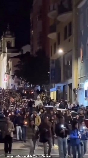 E termina o Carnaval de Torres Vedras de 2025😔 O Carnaval de 2026 está a chegar 😍🥳🎉 #carnaval #carnavaldetorresvedras #torresvedras #torresvedrasantiga | Torres Vedras Antiga