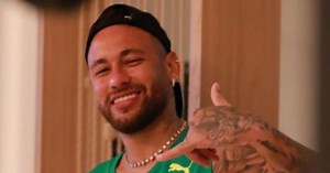 Neymar Jr surge com o cabelo loiro platinado antes de jogo de futebol