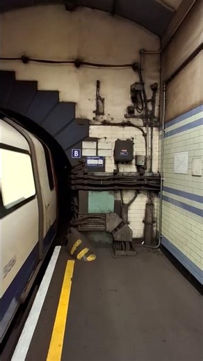 [London Underground] Northern Line departing Camden Town(Edgware Branch)