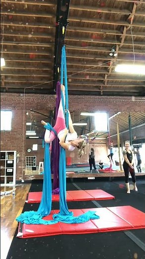 Aerial Silks Performance: Graceful Inversion and Splits#aerialsilks #aerialdance