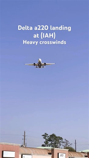 Delta a220 landing #viral #aviation #landing #fypシ゚viral #planespotting #deltaairlines #iah #a220