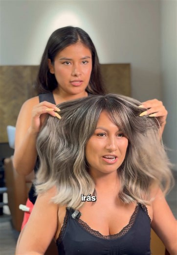 Transformación de Cabello: Rubia y Estilo en Salón