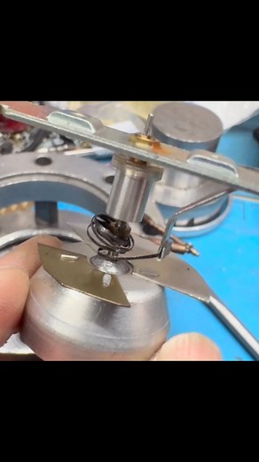 I repaired the meter on an old Suzuki motorcycle. The problem was caused by play in the shaft that rotates in conjunction with the wire. If you notice anything unusual, the best and least expensive way to fix it is to immediately remove the wire and repair it. | Ｂｏｐｓ【バップス】