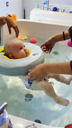 🐳 En Splash Baby Spa, Catalina explora, flota, observa… su cuerpo se adapta poco a poco, descubriendo nuevas sensaciones que la relajan y la invitan a moverse con libertad. El agua la envuelve con suavidad, estimulando su tono muscular, su equilibrio y su coordinación, mientras su cuerpo y su mente comienzan a conectar a través del movimiento 💞 Esta libertad de acción, acompañada siempre por nuestras profesionales, le permite fortalecer su esquema corporal y ganar seguridad en cada pequeño ava