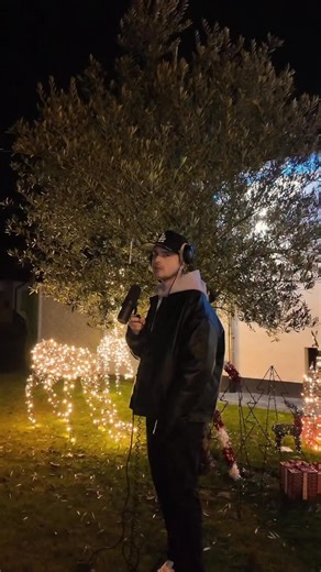 Mike Singer | Ab jetzt überall streamen! 🎄Ich wünsche euch allen eine wunderschöne Weihnachtszeit ❤️ #Mistletoe | Instagram