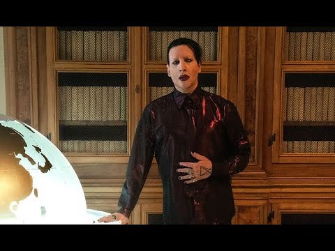 Marilyn Manson se reúne con el Papa. (Español)
