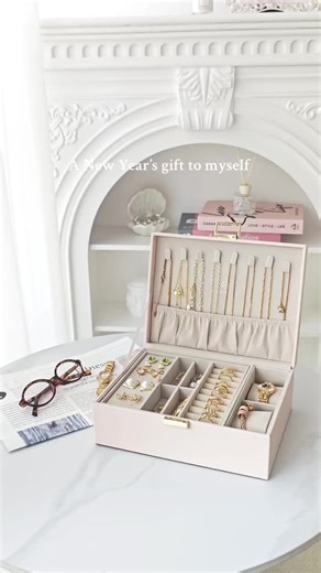 New Year’s Jewelry Box: Minimalist Gift Ideas