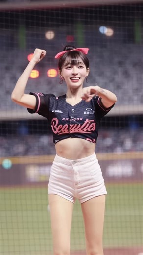 林襄🍒 on Instagram: "整理相簿發現去年的大魔王🤣🤣 非常考驗手、腳、腦協調的一支舞"