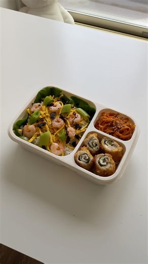 momo foods on Instagram: "1日12時間労働 日本で働くアメリカ人社畜彼氏に作る生存飯🧑‍🔧🍱 / Making a 12 hour shift survival meal for my boyfriend🧑‍🔧🍱 今日のメニュー 🍱 🌟 えびとスナップエンドウちらし寿司 (酢飯: 白米、寿司酢、白胡麻 | 薄焼き卵: 卵2個、水溶き片栗粉 大さじ1 | スナップエンドウ、茹でえび、海苔フレーク） 🌟 人参のきんぴら（味付け: 醤油、みりん、和流だし、砂糖、白胡麻） 🌟 しそチーズカツ (豚ロース薄切り、チーズ、しそ、塩、胡椒、小麦粉、卵、パン粉、油） 💓 シャインマスカット、チョコチップクッキー 🔥 プロテイン What’s in today’s bento? 🍱 🌟 Shrimp & Snap Pea Chirashi Sushi (Sushi rice: white rice, sushi vinegar, white sesame seeds | Thin omelet: 2 eggs, 1 tbsp potato starc