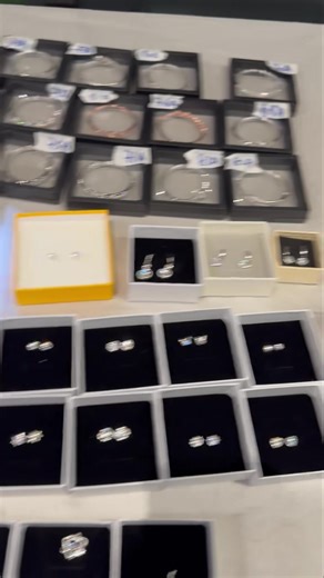 😱😱真係好多謝大家 琴晚大家都讚不絕口行動話比我知 大家都接受唔係大品牌 但手工設計剪裁用料都優質性價比超高 琴晚凌晨一點前累積售出4000件😱🙏🏻🙇🏻 Melissa 累積售出超過1500對🙏🏻❤️👍 宙斯 Mytrex累積生意額超過300萬 今晚20:30最後一場復活節驚喜 🤣🤣「Many」 Jewellery 極閃白之夜 保證全部用「D」色以上最高色莫桑石 比天然鑽石更白更閃 重點係唔係出面咁開天殺價 我哋今晚全部$1xx-$3xx 超過100多款仲要有證書 肯定大家一定瘋狂鍾意 重溫呢三晚直播 只需要Click入連結輸入關鍵字系統就會有付款連結俾大家👇🏻👇🏻 Melissa 「超驚喜👍」又平又靚又新款 https://fb.watch/z2BTc_RiVY/? 宙斯 Mytrex 保證全宇宙最平 https://fb.watch/z2BZN3nJcg/? 極受歡迎時裝系列（😱$1xx-$3xx) https://fb.watch/z3ZButpBFd/? | GLMX.store